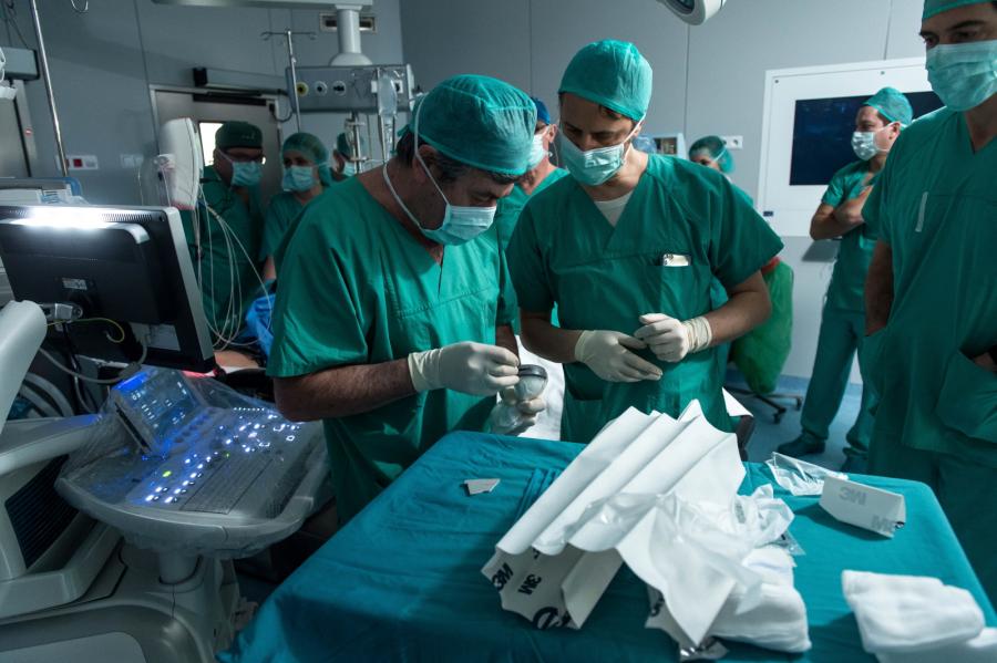 Operacja złośliwego guza wątroby przy użyciu echolasera, przeprowadzona przez polski zespół i włoskiego operatora Giovanniego Giuseppe Di Costanzo