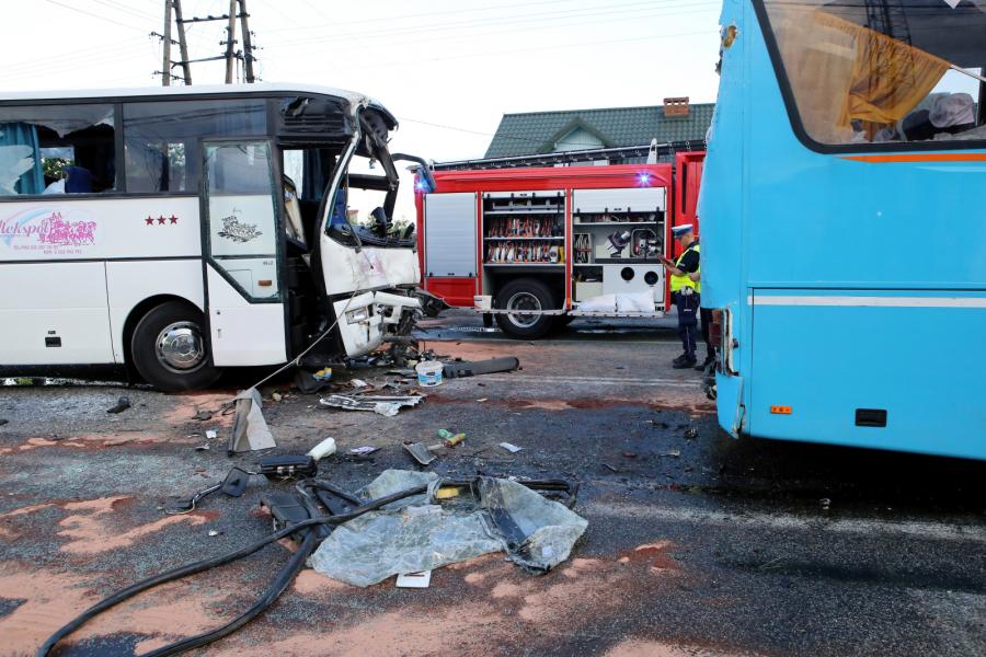 Miejsce wypadku dwóch autokarów na drodze krajowej nr 74 w miejscowości Rusiec koło Bełchatowa