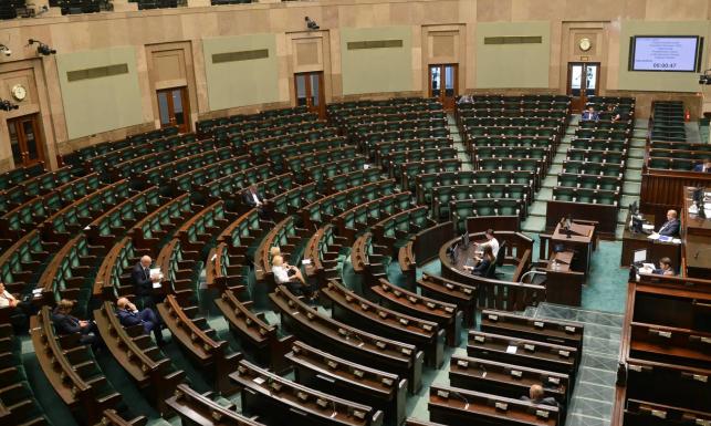 Tylko trzy partie dzielą między siebie Sejm. Nowy sondaż CBOS