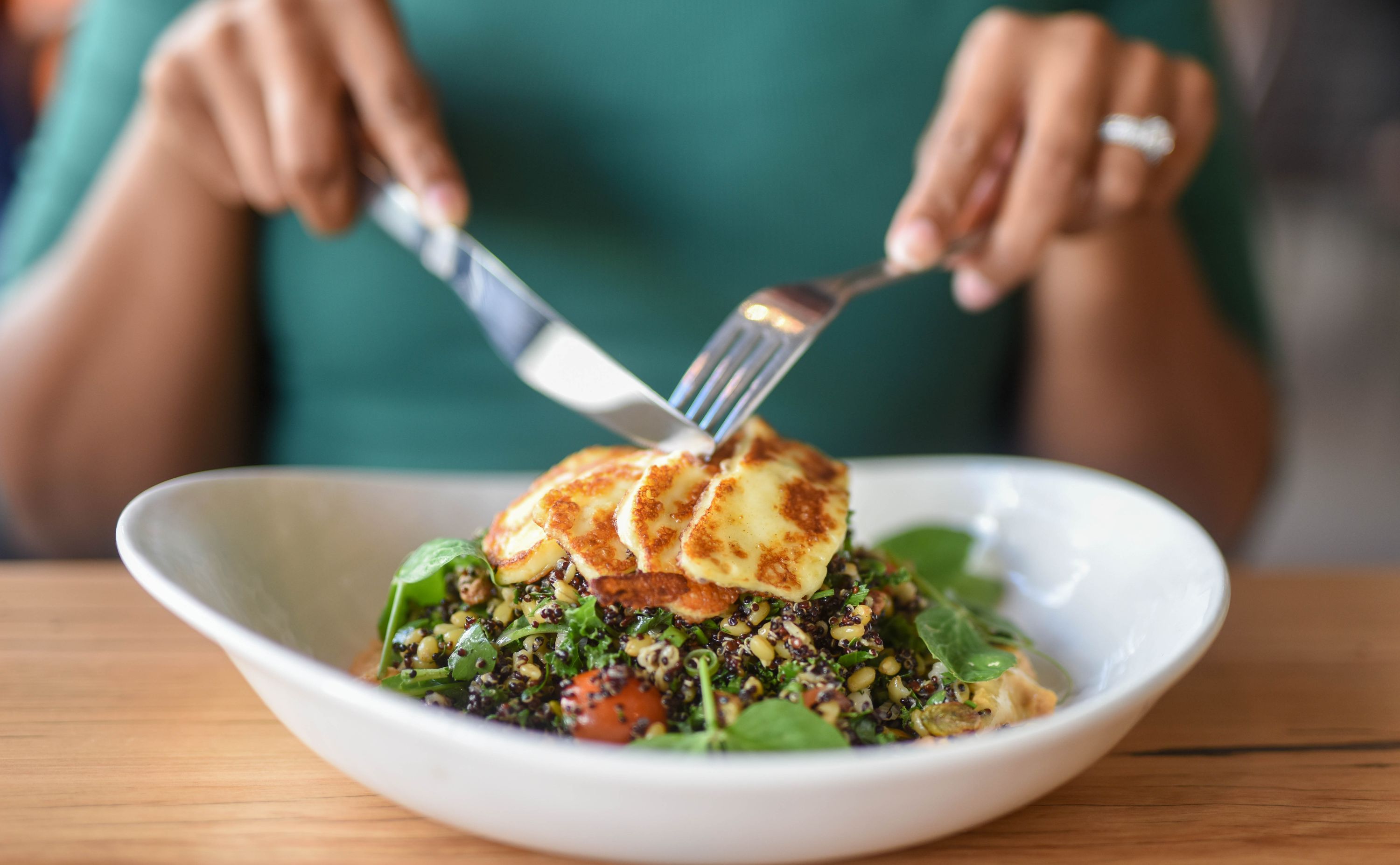 Halloumi – cypryjski ser, który podbija świat. Czy naprawdę jest zdrowy?