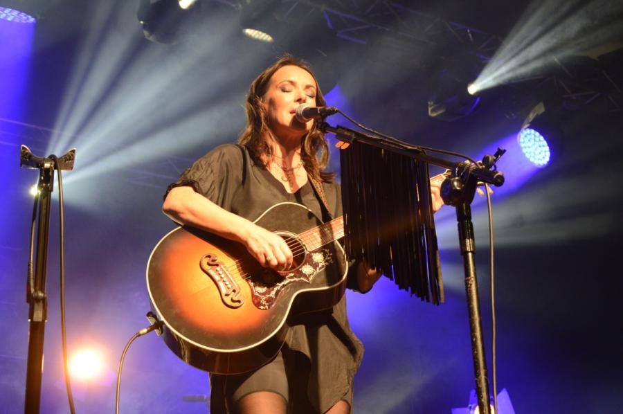 Kasia Kowalska na scenie klubu Stodoła. Warszawa, 25 listopada 2018 roku