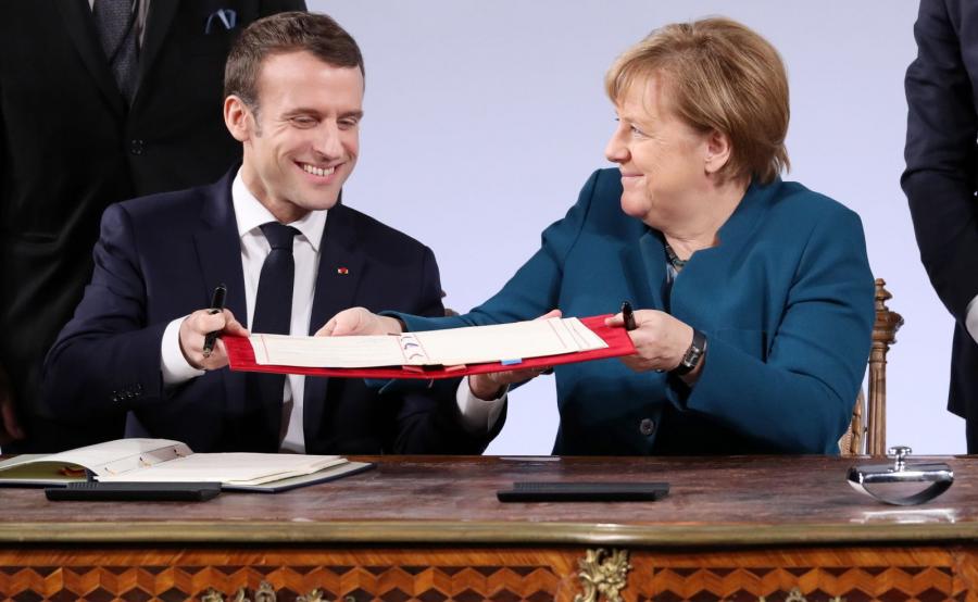 Angela Merkel i Emmanuel Macron podpisują traktat o współpracy