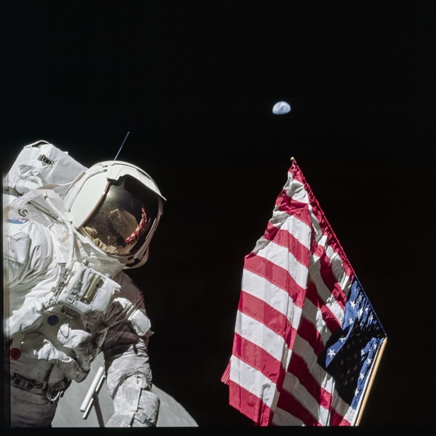 Jack Schmitt pozujący z flagą, Dolina Taurus-Littrow, 11‒14.12.1972. Fot. Gene Cernan/NASA