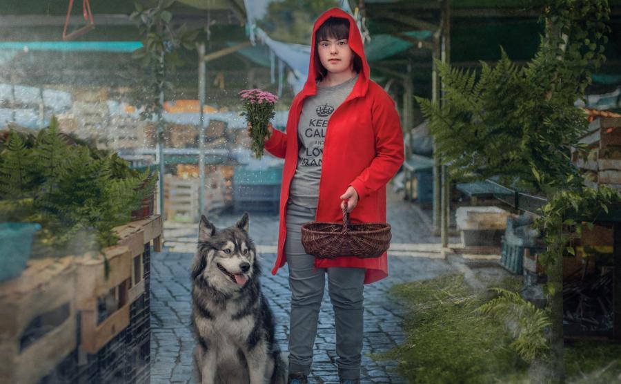 Ismena jako Czerwony Kapturek