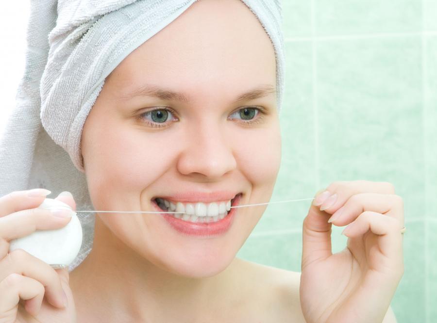 10. Stosuj nić dentystyczną