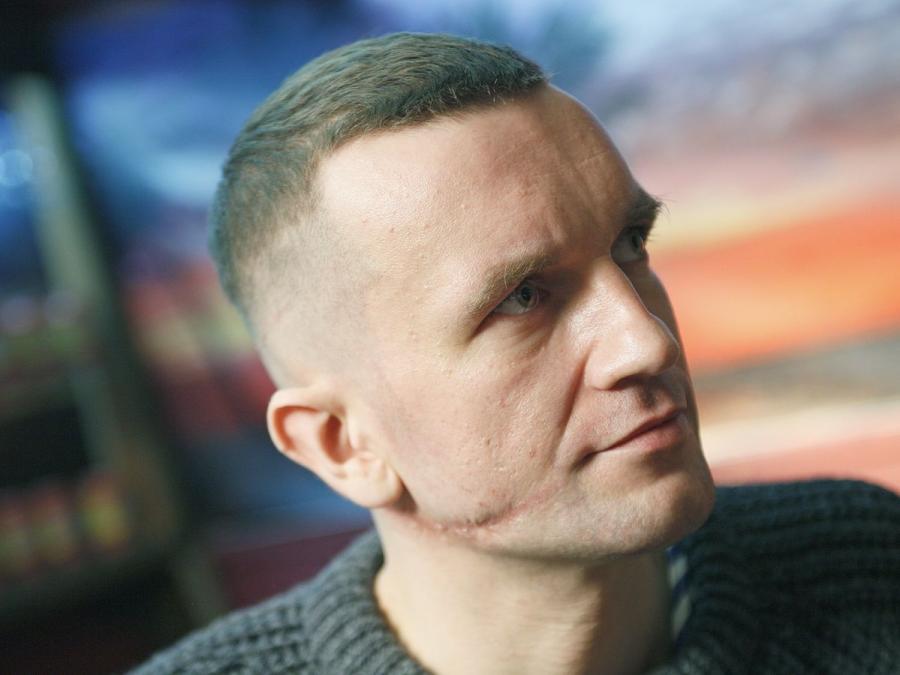 Próżno by szukać w internecie złośliwości na temat Tomasza Kota. A przecież osiągnął niebywały sukces. Może dlatego, że tak rzadko bywa na bankietach i niewiele wiemy o jego życiu osobistym?
