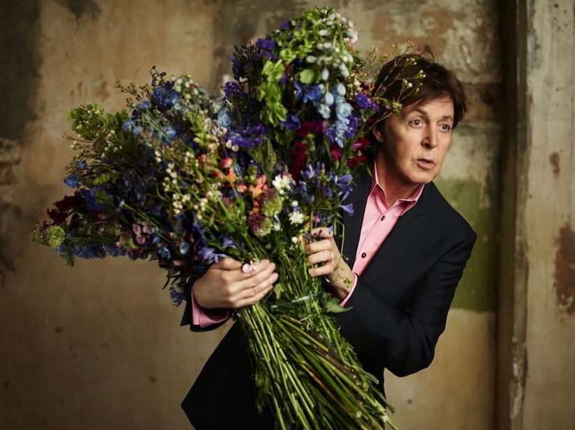 Paul McCartney na zdjęciu z sesji promującej ostatni album "Kisses on the Bottom"