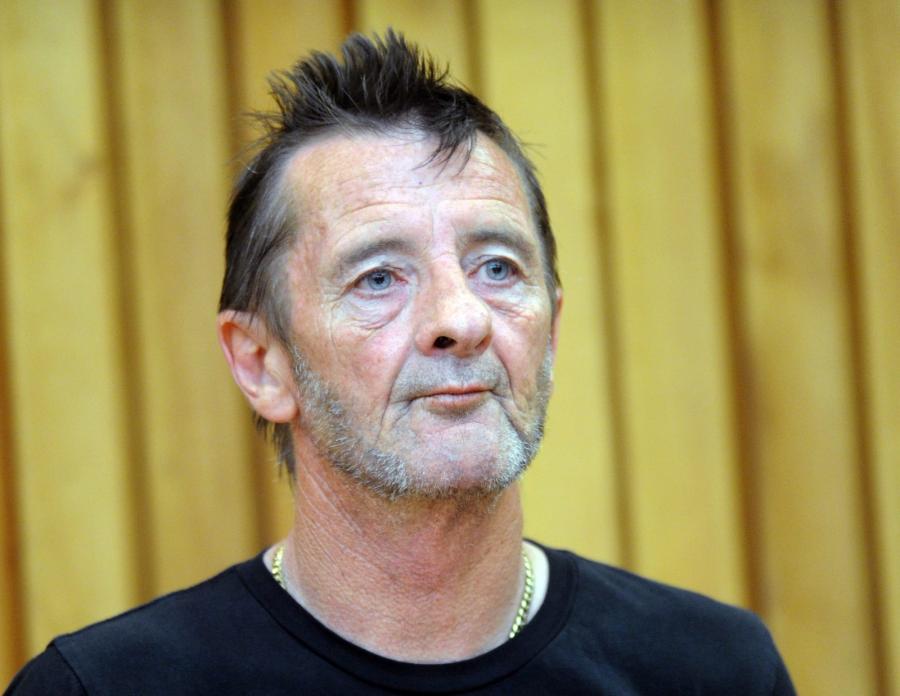 Phil Rudd przyznaje się do winy