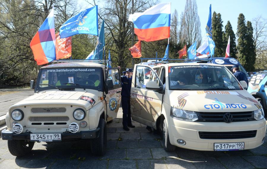 Uczestnicy rosyjskiego rajdu samochodowego "Drogami Chwały"