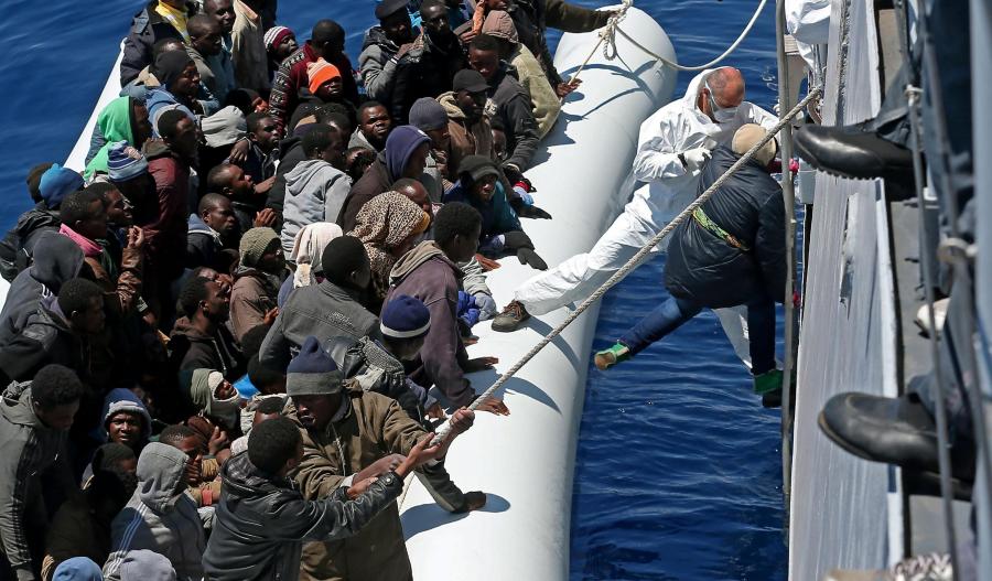 IMIGRANCI PŁYNĄ Z AFRYKI DO EUROPY NA TRATWACH I PONTONACH