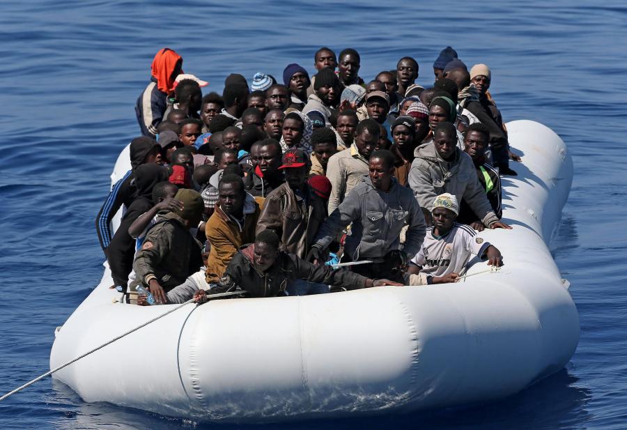 IMIGRANCI PŁYNĄ Z AFRYKI DO EUROPY NA TRATWACH I PONTONACH