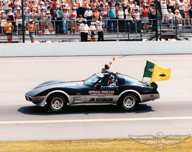 Malowanie karoserii oddaje hołd wydarzeniu z 1978 roku - wtedy pierwsza corvette wyjechała na tor w charakterze auta bezpieczeństwa.