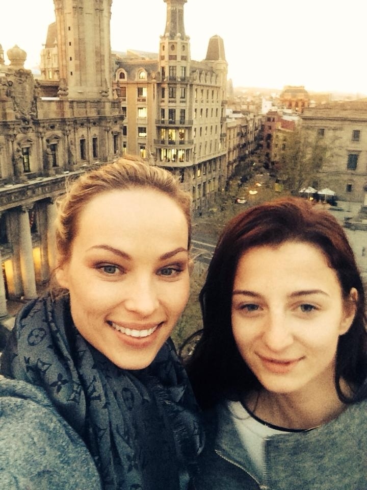 Weronika Książkiewicz z siostrą