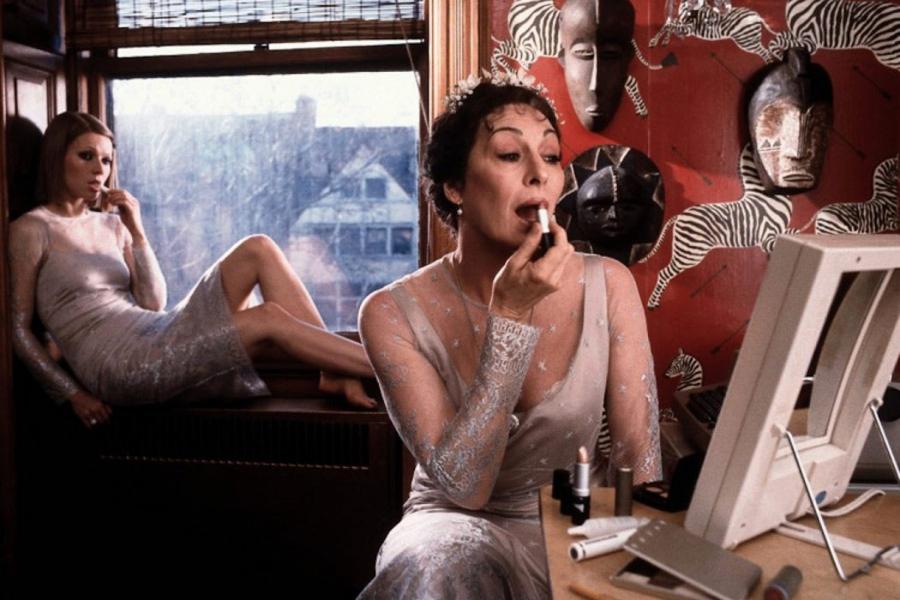 10. "Genialny Klan" – Anjelica Houston