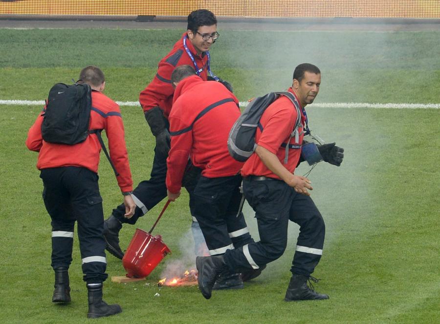 Najpierw Anglicy i Rosjanie, teraz Chorwaci. Kolejni kibice zakłócili mecz Euro 2016