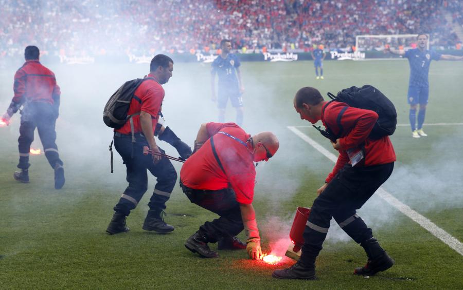 Najpierw Anglicy i Rosjanie, teraz Chorwaci. Kolejni kibice zakłócili mecz Euro 2016