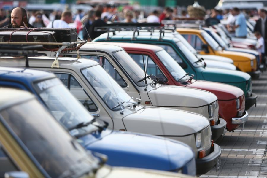 Wystawa Fiatów 126p przed Pałacem Kultury i Nauki na placu Defilad w Warszawie