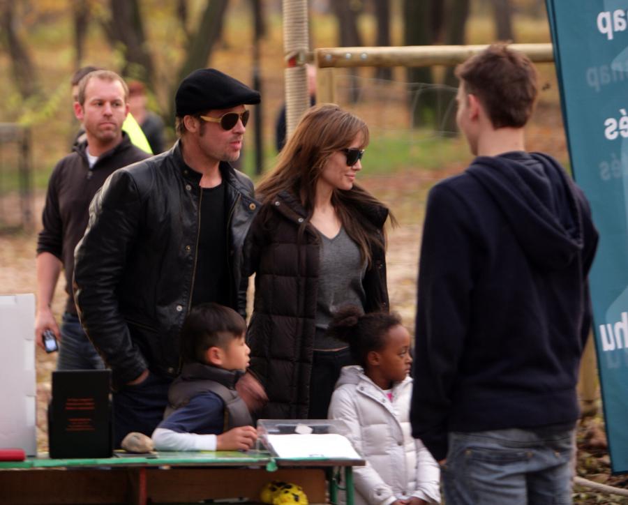 Angelina Jolie i Brad Pitt z dziećmi