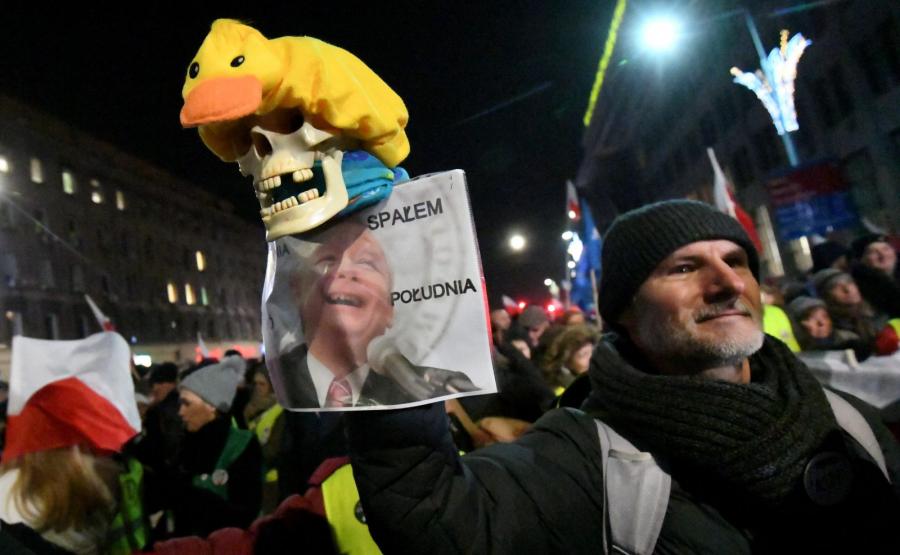 Marsz Komitetu Obrony Demokracji "Stop Dewastacji Polski!" zorganizowany w 35. rocznicę wprowadzenia stanu wojennego