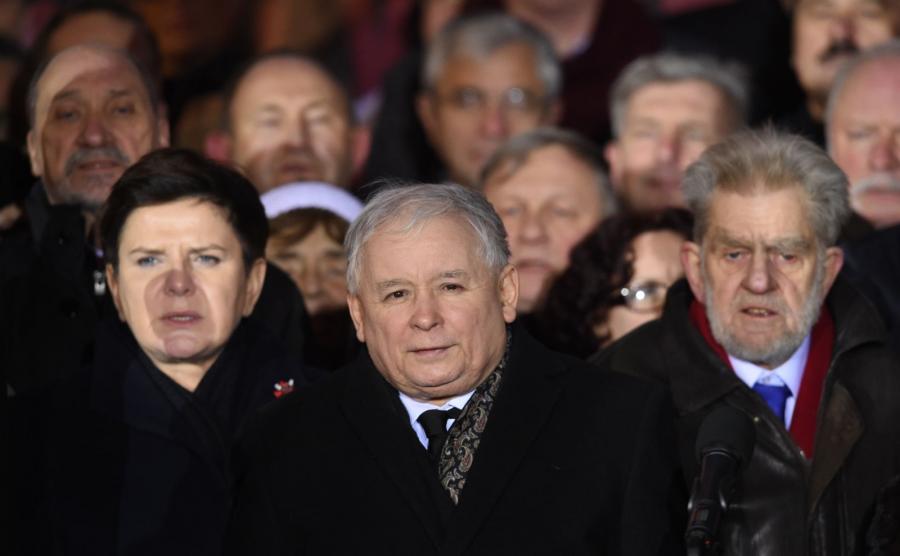 Prezes PiS Jarosław Kaczyński, premier Beata Szydło i działacz opozycyjny Andrzej Gwiazda podczas zgromadzenia zorganizowanego przez PiS przy pomniku Wincentego Witosa na placu Trzech Krzyży w Warszawie