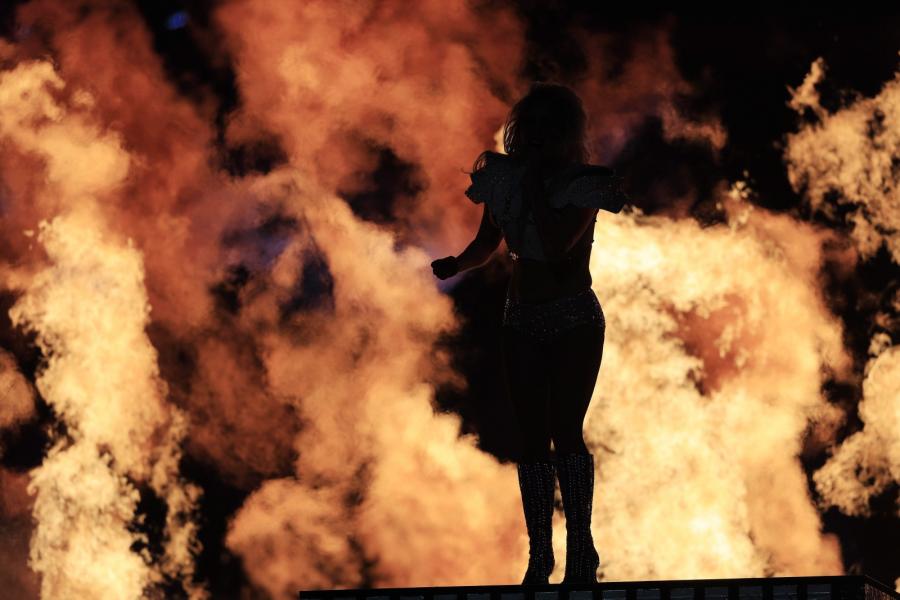 Lady Gaga podczas występu na Superbowl