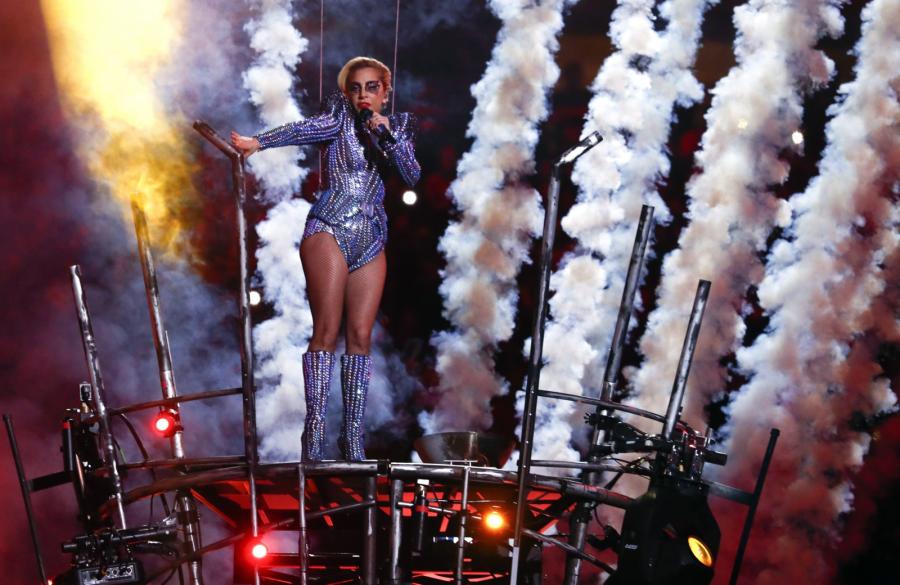 Lady Gaga podczas występu na Superbowl